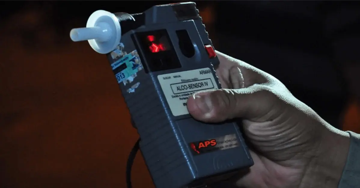 Etilômetro utilizado em blitz de trânsito, exame que pode resultar em carteira suspensa por bafômetro