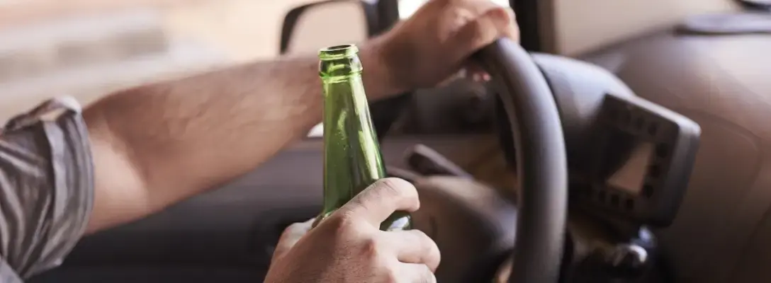Advogado analisa documento de recurso contra multa por recusa ao teste do bafômetro