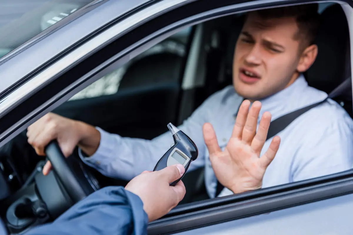 Motorista recusando o teste do bafômetro em blitz, situação regulada pela lei recusa bafômetro