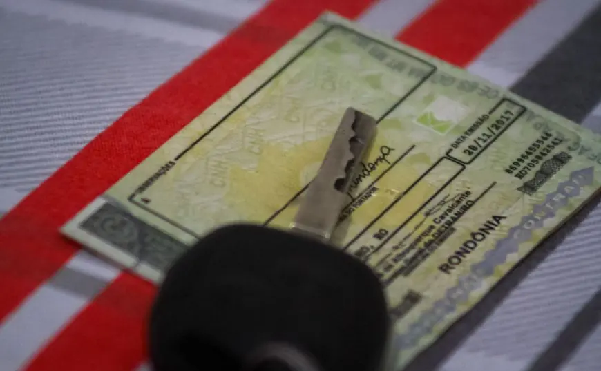 Chaves de carro sobre a CNH, simbolizando quando a multa por embriaguez perde habilitação